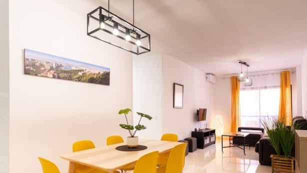 Een moderne woonkamer met een eethoek.