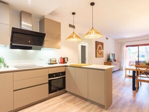 Fridge, microwave, oven, coffee/tea maker - Elegant Marbella Apartment with Direct Pool Access and Parking (Marbella)