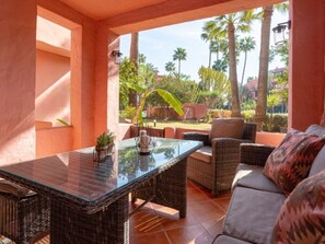 Outdoor dining - Elegant Marbella Apartment with Direct Pool Access and Parking (Marbella)