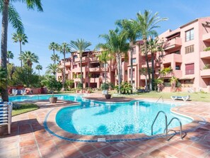 Pool - Elegant Marbella Apartment with Direct Pool Access and Parking (Marbella)