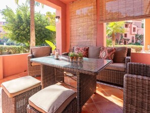 Outdoor dining - Elegant Marbella Apartment with Direct Pool Access and Parking (Marbella)