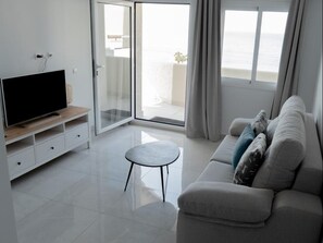 TV - Seafront apartment with pool in Benalmádena (Benalmádena)