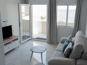 TV - Seafront apartment with pool in Benalmádena (Benalmádena)