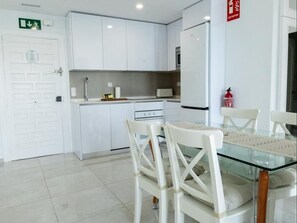 Fridge, microwave, oven, coffee/tea maker - Seafront apartment with pool in Benalmádena (Benalmádena)