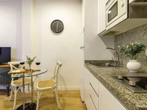 Private kitchen - Luxury Stay in Malaga's Heart (Málaga)
