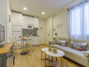 TV - Luxury Stay in Malaga's Heart (Málaga)