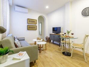 TV - Luxury Stay in Malaga's Heart (Málaga)