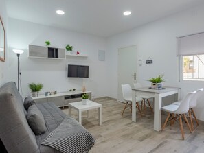 TV - Modern Apartment near Malaga Beaches (Málaga)