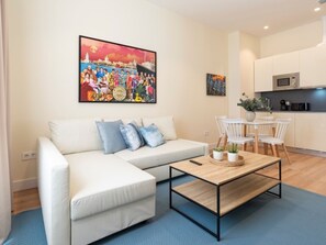 TV - Charming Apartment Steps from the Beach in Malaga (Málaga)