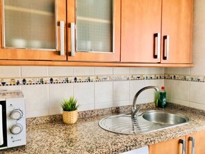 Een koelkast, een magnetron, een oven, een koffiezetapparaat/waterkoker