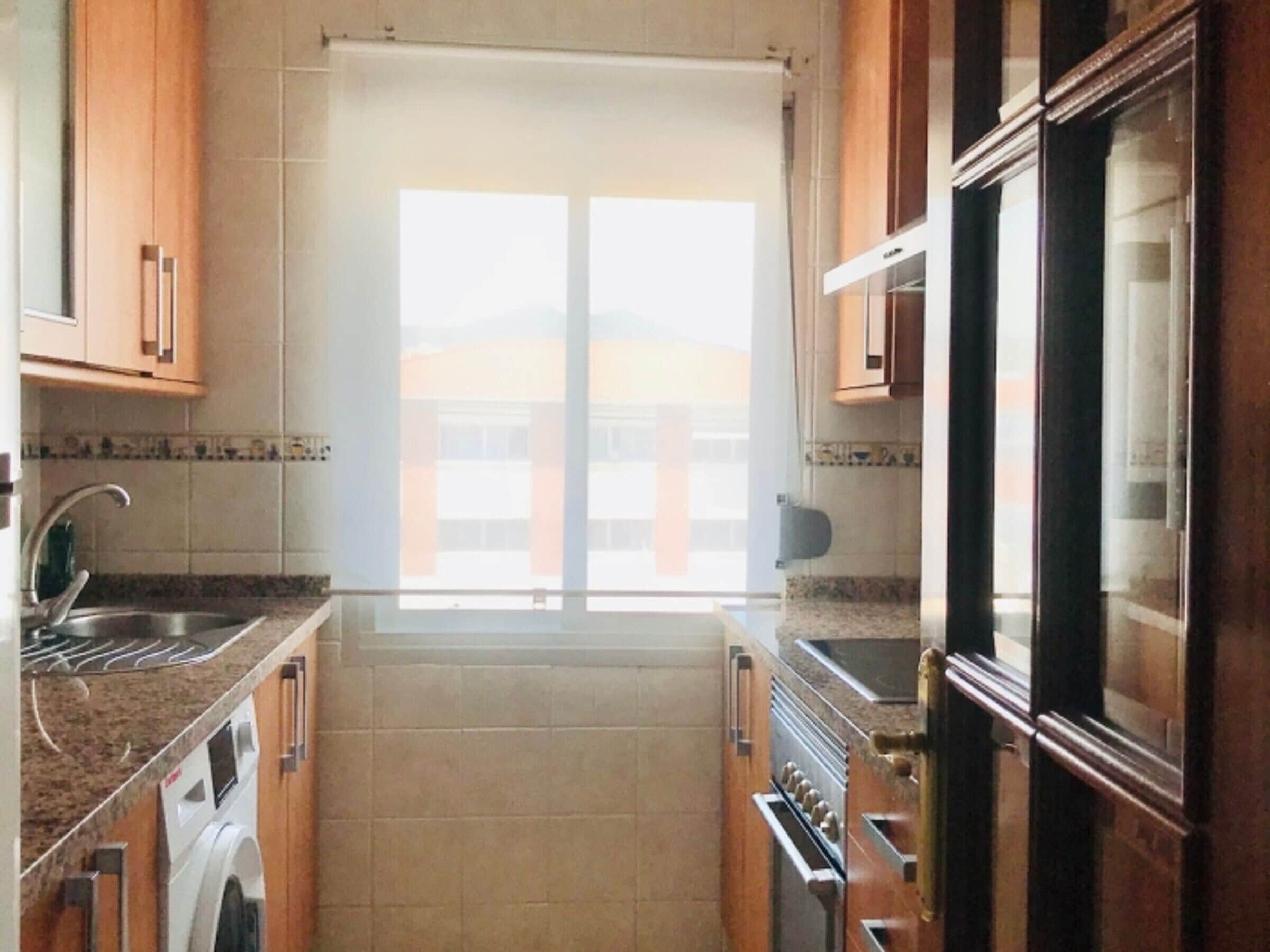 Een koelkast, een microgolfoven, een oven