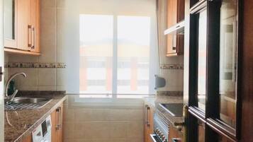 Een koelkast, een microgolfoven, een oven