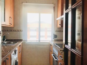 Een koelkast, een magnetron, een oven, een koffiezetapparaat/waterkoker