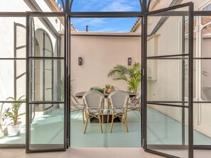 Outdoor dining - Exclusive Stay in Malaga with Wi-Fi and Air Conditioning Near Beach (Málaga)