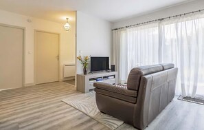 TV - Nice home in Saint-Yvi with WiFi (Saint-Yvi)