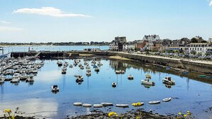 A harbor with boats docked, a bridge, and buildings along the waterfront. - Nice home in Saint-Yvi with WiFi (Saint-Yvi)