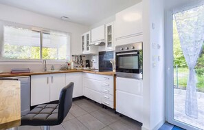 Fridge, microwave, oven, stovetop - Nice home in Saint-Yvi with WiFi (Saint-Yvi)