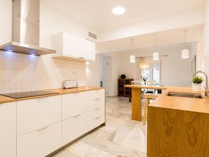 Fridge, microwave, oven, dishwasher - Spacious apartment near La Malagueta Beach, Málaga (Málaga)