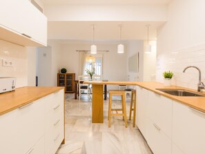 Kühlschrank, Mikrowelle, Ofen, Geschirrspüler