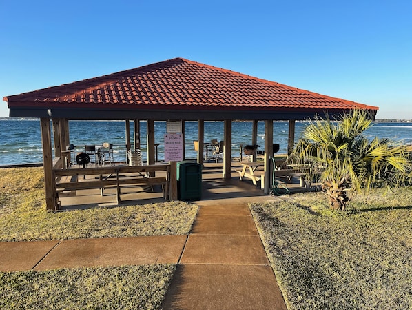 Outdoor dining - 1-bedroom condo on Navarre Beach with private beach access, pier, and pavilion. (Navarre)
