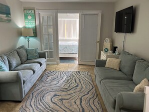 1 bedroom, WiFi, bed sheets - 1-bedroom condo on Navarre Beach with private beach access, pier, and pavilion. (Navarre)