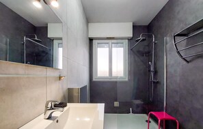 Shower, hair dryer - 3 bedroom amazing home in Cancale (Cancale)