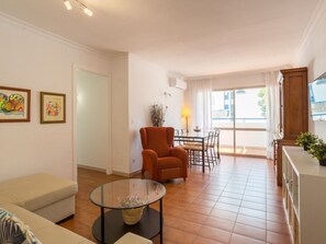 TV - 3-bedroom apartment with terrace 50m from the beach in Málaga (Málaga)