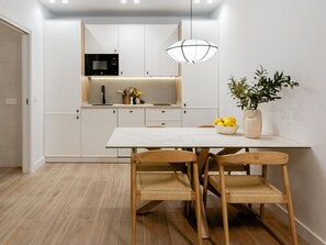 Dining - Elegant Minimalist Apartment in Málaga (Málaga)
