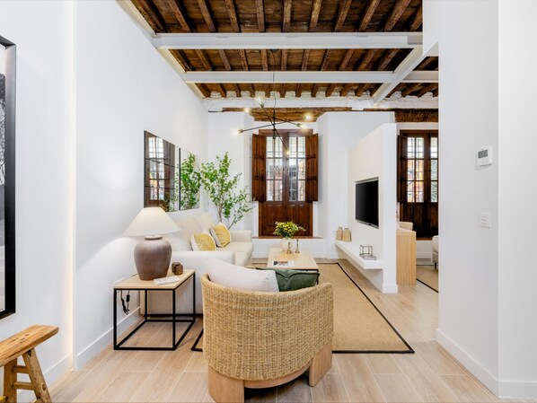 TV - Elegant Minimalist Apartment in Málaga (Málaga)