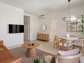 TV - Elegant apartment in Malaga center with rooftop pool (Málaga)
