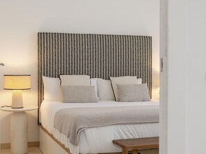 2 bedrooms, free WiFi - Elegant apartment in Malaga center with rooftop pool (Málaga)