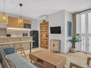 TV - Modern Studio in Malaga's Historic Heart (Málaga)