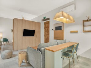 TV - Modern Studio at the Heart of Málaga's Historic Center (Málaga)