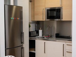 Fridge, microwave, coffee/tea maker, toaster - Central Apartment in Malaga with Wi-Fi and 4-person capacity (Málaga)