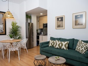 TV - Central Apartment in Malaga with Wi-Fi and 4-person capacity (Málaga)