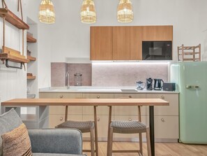 Fridge, microwave, coffee/tea maker, toaster - Modern studio in the heart of Malaga's historic center (Málaga)