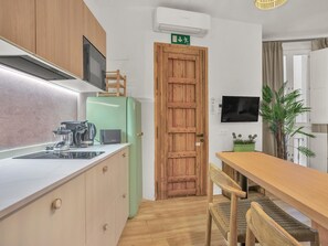 Fridge, microwave, coffee/tea maker, toaster - Modern studio in the heart of Malaga's historic center (Málaga)