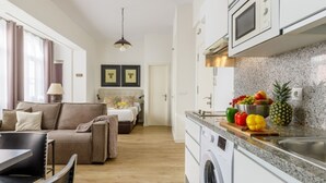 Un apartamento moderno con sala de estar, cocina y un dormitorio.
