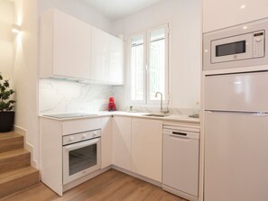 Een koelkast, een magnetron, een oven, een broodrooster