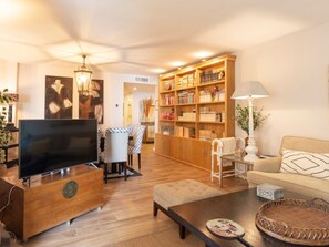TV - Modern apartment in Malagueta, bright, 3 bdr, terrace with view (Málaga)