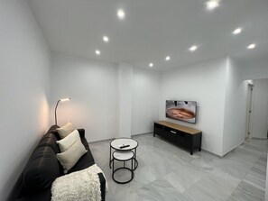 TV - Central Malaga Apartment with Wi-Fi (Málaga)