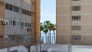 Ein mehrstöckiges Gebäude mit Balkonen und Meerblick.