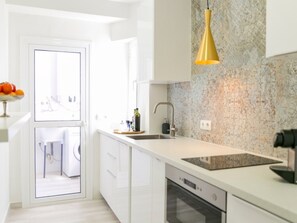 Fridge, microwave, coffee/tea maker - Modern 2-bedroom apartment in Malaga center (Málaga)