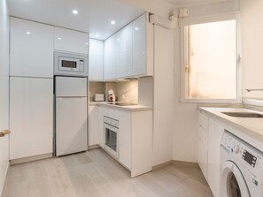 Fridge, microwave, oven, toaster - Modern and bright apartment in Málaga city center (Málaga)