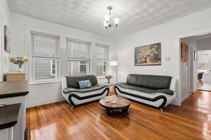 Living area - Marvelous 3-bedroom apartment in vibrant Boston (Boston)