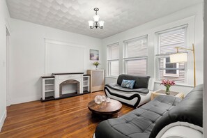 Living area - Marvelous 3-bedroom apartment in vibrant Boston (Boston)