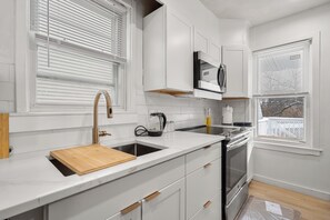 Private kitchen - Marvelous 3-bedroom apartment in vibrant Boston (Boston)