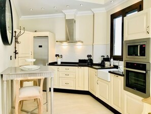 Fridge, microwave, oven, coffee/tea maker - Traditional Apartment in Malaga Center with Balconies (Málaga)