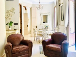 Interior - Traditional Apartment in Malaga Center with Balconies (Málaga)