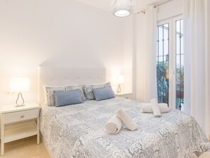 2 bedrooms, free WiFi - Charming Historic Apartment in Malaga with Balconies and Rooftop Pool (Málaga)